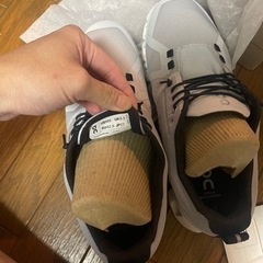 【7月末まで期間限定値下げ】★新品未使用★大人気★希少サイズ★27cmオン　クラウドサーファー