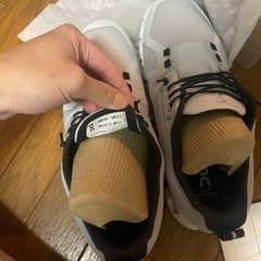 【7月末まで期間限定値下げ】★新品未使用★大人気★希少サイズ★27cmオン　クラウドサーファー