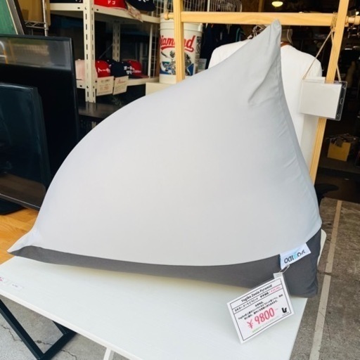 【武蔵小山店】 未使用　保管品　yogibo pyramid ヨギボー ピラミッド　ビーズソファ クッション ソファ リラックス イス  オシャレ　検　人をダメにする　ビーズクッション