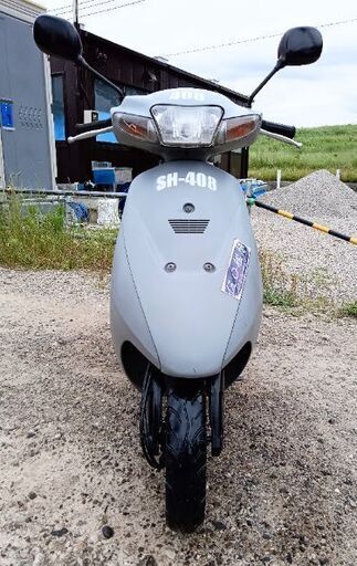 エンジンは素晴らしいです。スズキ レッツ 2。バッテリーは新品です。キャブレターのオーバーホールは完了しています。2 ストローク エンジン オイルは満タンです。サイド スタンド付き。走行距離 7057 キロ。