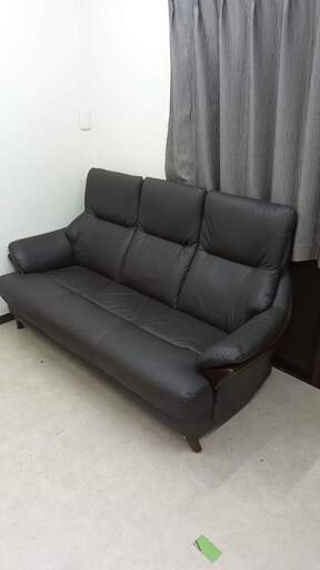 ソファ　３人掛け　美品　黒　脚付き