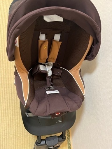 チャイルドシート　エールべべ・クルットNT2