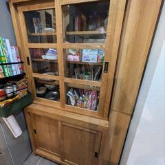 クラッシュゲート　キャビネット　食器棚