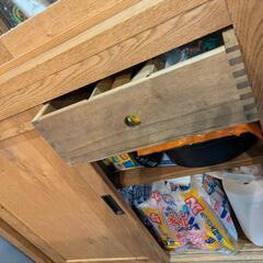 クラッシュゲート　キャビネット　食器棚