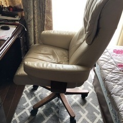 IDC大塚家具■Hjellegjerde　イエリアーダ ■ 総革張り デスクチェア 書斎チェア  人気のオフホワイト