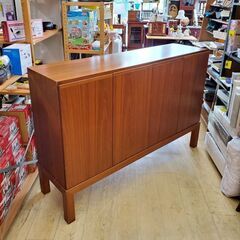 サイドボード 4枚扉 脚付き キャビネット リビングボード 飾り棚 検