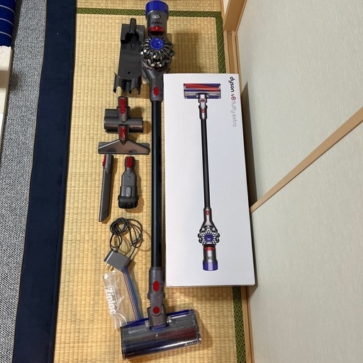 【取引中】Dyson V8 Fluffy+  ダイソン　コードレスクリーナー　掃除機