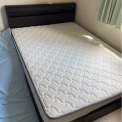 引き出しとマットレスが付いたダブルベッド
