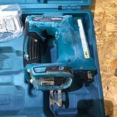 【ゆ.ec】北海道旭川市直接取引歓迎 makita マキタ 充電式タッカ ST312D 12mm×6〜13mm ステーブルCT線 箱あり 取説付 バッテリーなし