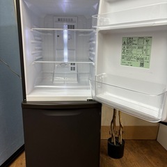 I724 🌈 ジモティー限定価格！ 2023年製の美品♪ Panasonic 冷蔵庫 (138L) ⭐ 動作確認済 ⭐ クリーニング済