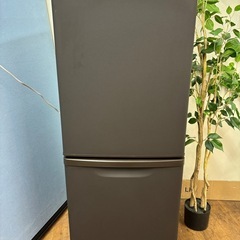 I724 🌈 ジモティー限定価格！ 2023年製の美品♪ Panasonic 冷蔵庫 (138L) ⭐ 動作確認済 ⭐ クリーニング済