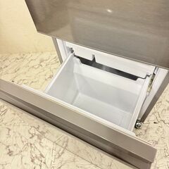  18874  AQUA 一人暮らし2D冷蔵庫 2018年製 126L ◆大阪市内・東大阪市他 6,000円以上ご購入で無料配達いたします！◆ ※京都・高槻・枚方方面◆神戸・西宮・尼崎方面◆生駒方面、大阪南部方面　それぞれ条件付き無料配送あり！            