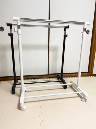 取引完了　ハンガーラック　キャスター付き　白１台　黒１台　(２台で1200円)
