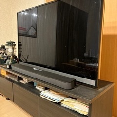 型液晶カラーテレビの年製、モダンな外観、流れるようなライン、ドレッサーの上でメイク中