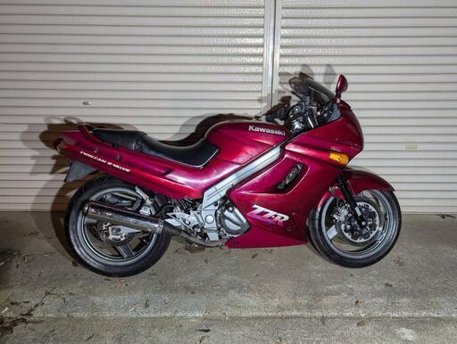 カワサキ　バイク　250cc　zzr250　レストアベース