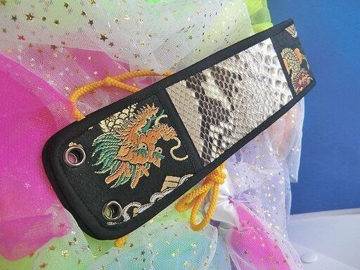D01現品販売　7.000円　沖縄三線専用蛇皮付き金襴胴巻き　江戸紐付