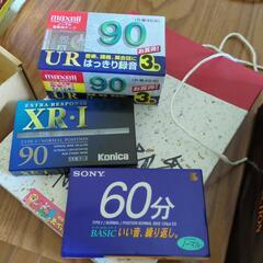 中古のカセットテープ、約40本、未開封のカセットテープ5本です。