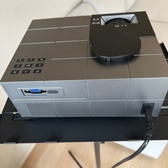 【予約済み】YOWHICKプロジェクター + 無料プレゼント (プロジェクタースタンド, Fire TVスティック). Yowhick Projector + Free Presents (Projector stand, FireTV stick)