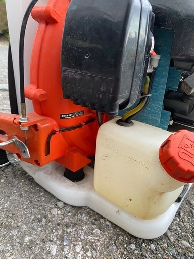 背負動力散布機