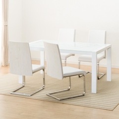 ニトリのダイニングテーブル　　天板ガラス