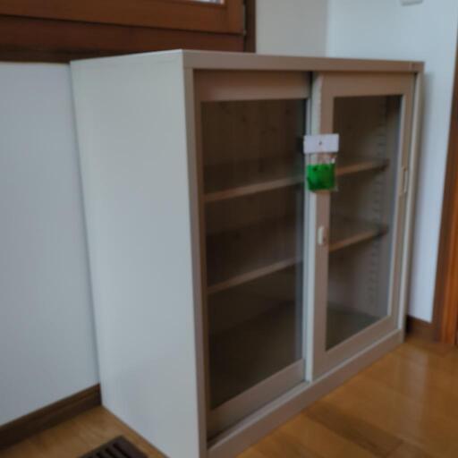 少し値下げ❗️オフィス家具　スチール製　ガラス扉書庫２個
