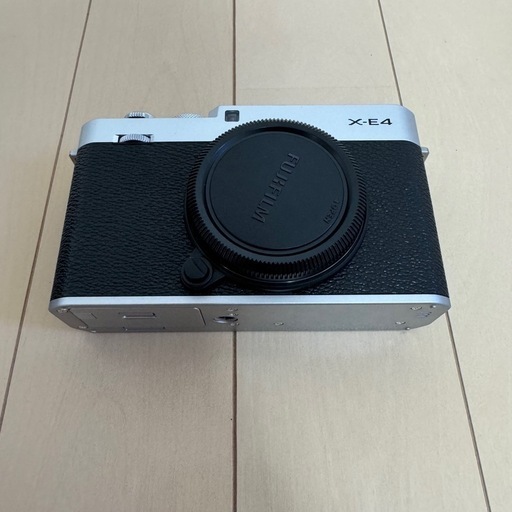富士フイルム FUJIFILM X-E4 SILVER（サムレスト付き）