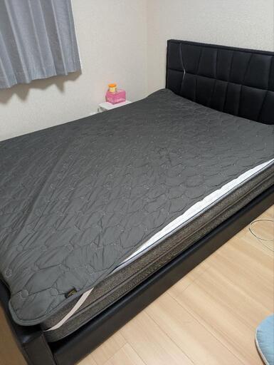 黒ダブルベッド
