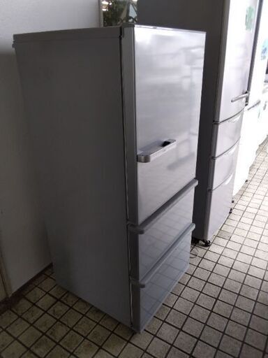 2018年極上美品　使いやすくおしゃれなデザイン　大容量272L　3ドア　冷蔵庫