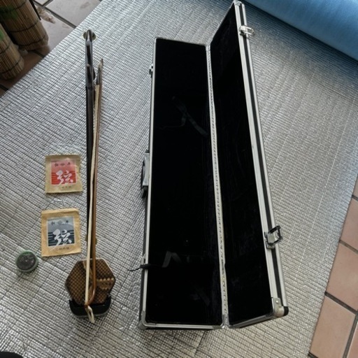 敦煌牌 上海民族楽器　二胡 蛇皮 弦楽器  ハードケース付　 弓　馬毛　精制琴弓