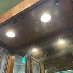 ◆🔶エリア限定 自社配送可能！🔶◆USA 最高級 ヘンレドン HENREDON 照明付き ガラスキャビネット 飾り棚 キュリオケース カリモク ドレクセル ドマーニIDC