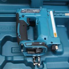 makita マキタ 充電式タッカ ST312D 18V 本体のみ ケース付き タッカ (D5913yxwY)