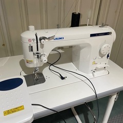 JUKI  職業用ミシン　台付き　膝レバー付き