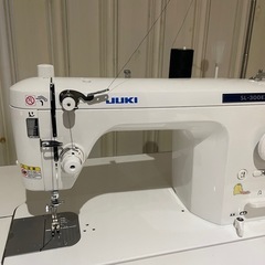 JUKI  職業用ミシン　台付き　膝レバー付き