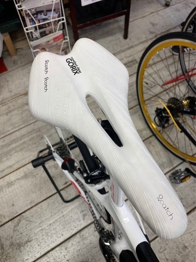 白いロードバイクフレームカーボン\n