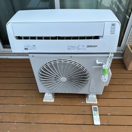 【極美品】2022年製ルームエアコン2.2kW 6〜8畳用