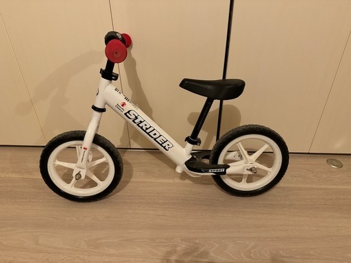 ストライダー　白　限定モデル　ペダルなしバイク　キックバイク　幼児用バイク