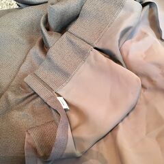 濃い緑、厚めのカーテン