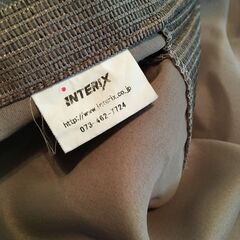 濃い緑、厚めのカーテン