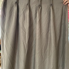 濃い緑、厚めのカーテン