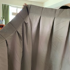 濃い緑、厚めのカーテン