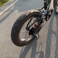 強靭なイメージのHUMMERフォールディングファットバイク 