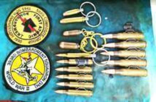 機関銃弾、拳銃弾、それらのキーホルダー、軍用ワッペン、セット販売、機関銃弾はNATO５ｍｍ、 拳銃弾は2種類の口径と弾の仕様