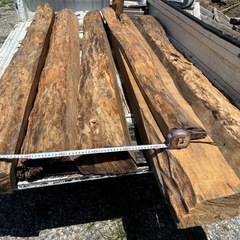 銘木？ゴツゴツ肌木材