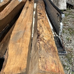 銘木？ゴツゴツ肌木材