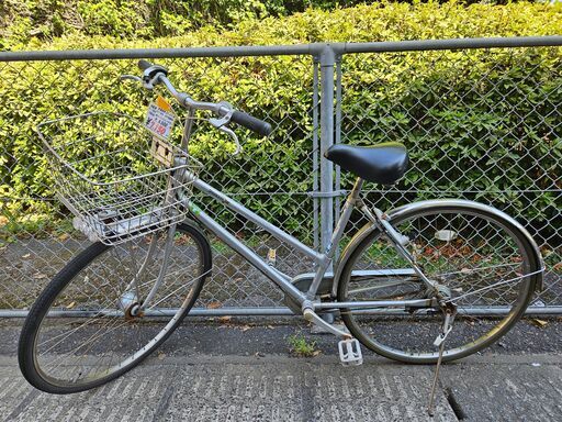 【リサイクルショップどりーむ鹿大前店】No.1564　27インチ自転車　シティサイクル　シルバー　カーボン製のアルベルトタイプ♪　LEDオートライト　鍵付き(ハンドルロックと連動)　※ギア切替故障(´;ω;｀)