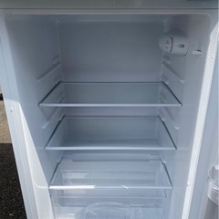 アース万代店　★2020年製★美品 中古★Haier☆130L☆2ドア冷凍冷蔵庫☆右開き☆置き場所を選ばないスリムボディ【JR-N130A-W