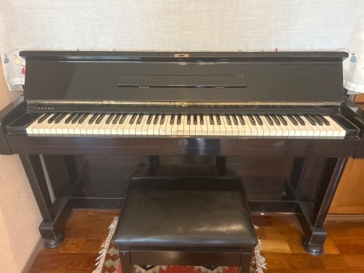 YAMAHAアップライトピアノ (まりさく) すずかけ台の鍵盤楽器、ピアノの 