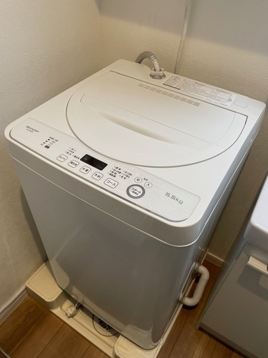 全自動洗濯機 白くてシンプルで清潔感のあるデザイン