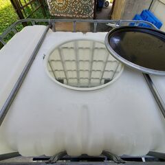 1トン。タンク。貯水タンク。農業タンク。雨水タンク。緊急時に。