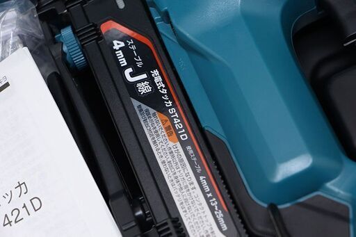 makita マキタ 充電式 タッカ ST421D 18V 本体 + 充電機 + ケース (D5940aaxwY)